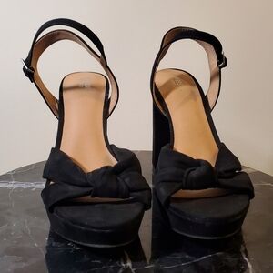 Balck Platform Suede-like Heels.